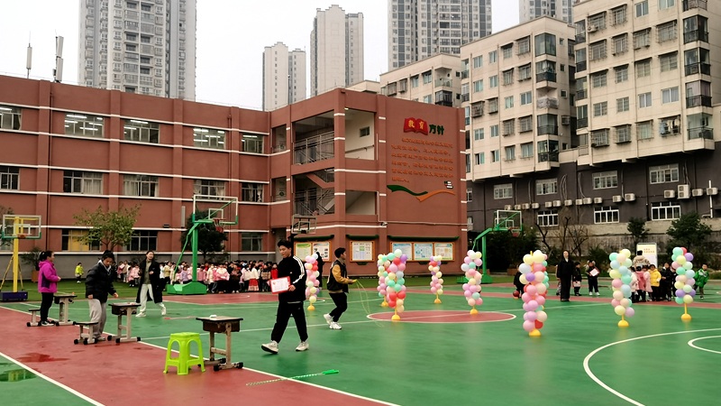 小朋友們在操場上快樂地玩著闖關游戲 修文縣融媒體中心伍維玉 攝.jpg