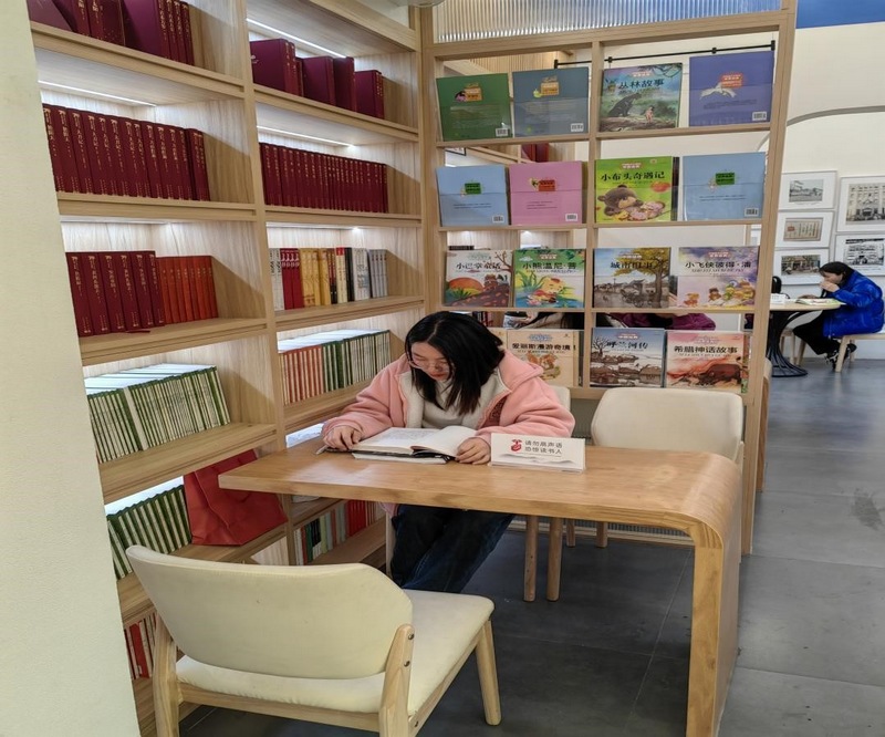 (3)24小時無人值守文淵閱書房店內休閑靜謐自習區2  清鎮市新華書店提供.jpg