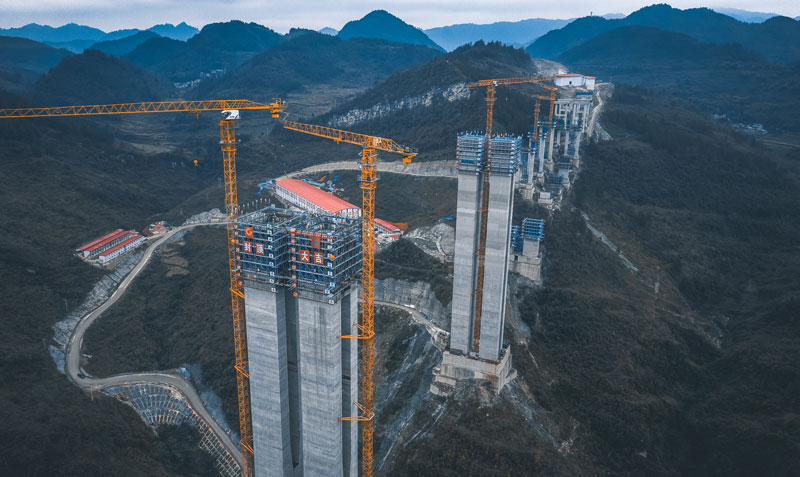 貴平高速南明河特大橋主墩順利封頂。廖迅攝