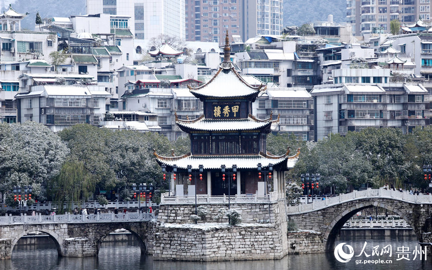 大雪過后的甲秀樓。人民網 顧蘭云攝