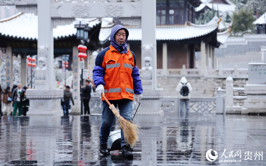 環衛工人雪天維護公共衛生清潔。人民網 顧蘭云攝