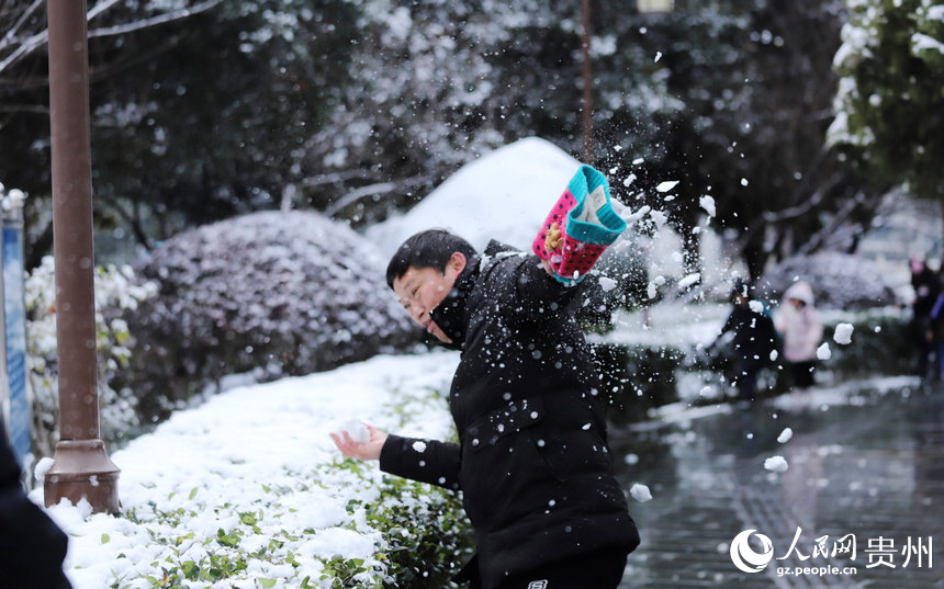 市民在打雪仗。人民網 顧蘭云攝