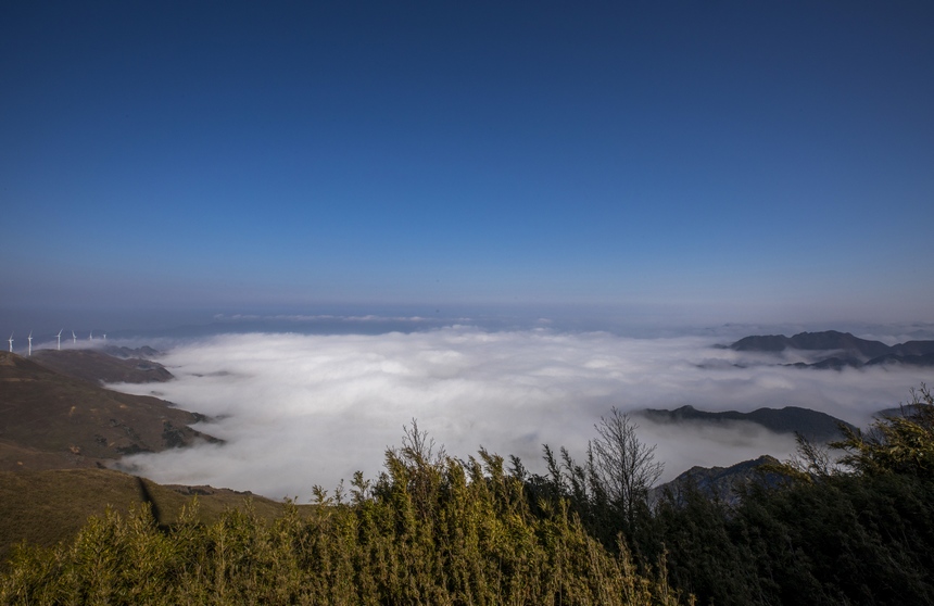 日前，一場大雪使赫章縣阿西里西景區銀裝素裹。這是雪后阿西里西大韭菜坪景區云海奇觀。李學友攝