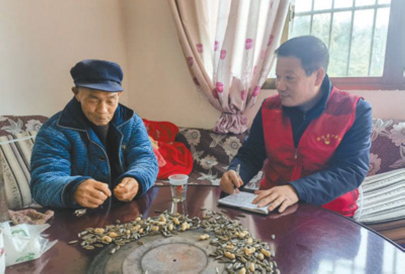 劉德耀（右）在村民家走訪。