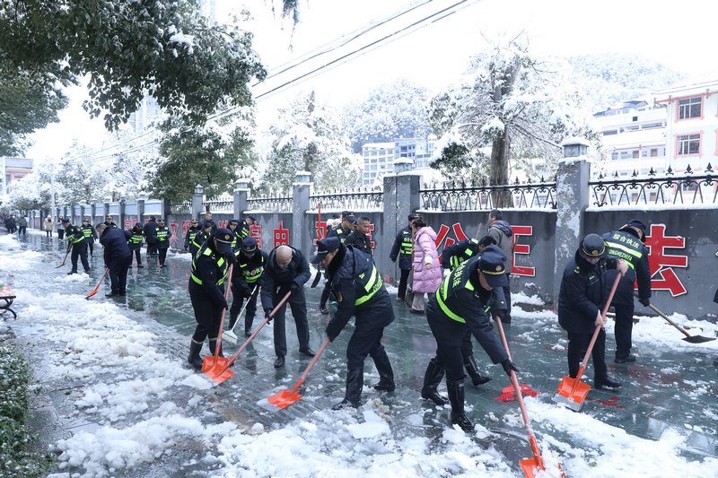 縣綜合行政執法局干部職工在城區主干道進行除冰作業。彭郡攝