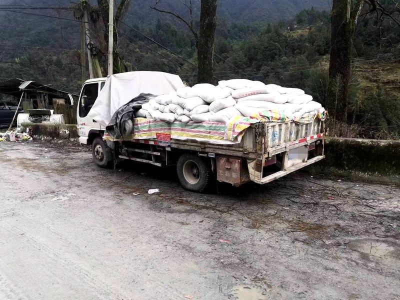 水泥淋濕。