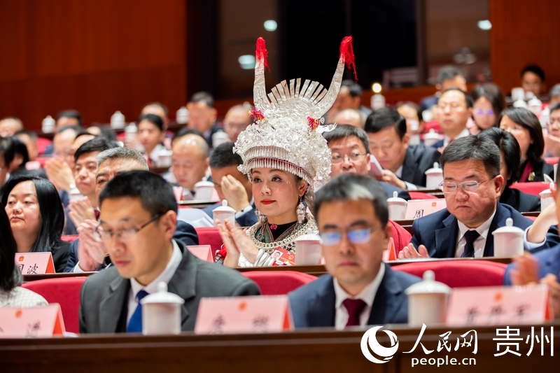 與會人員聆聽政府工作報告。