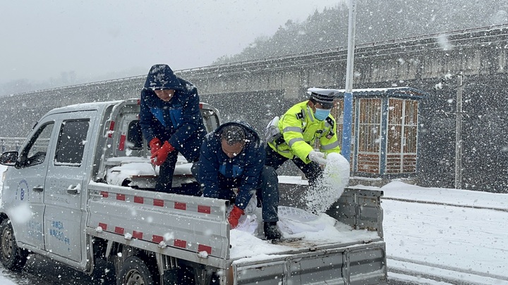 撒鹽除冰保暢通。