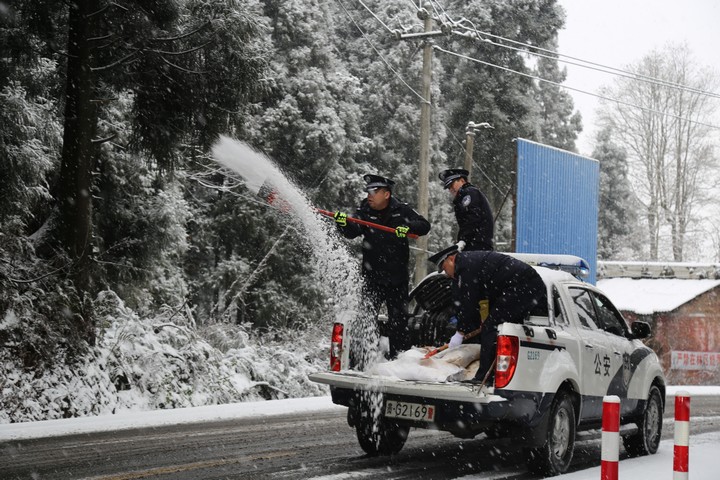 撒鹽除冰保暢通。