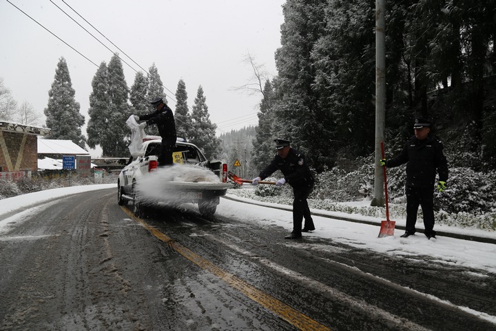 撒鹽除冰保暢通。