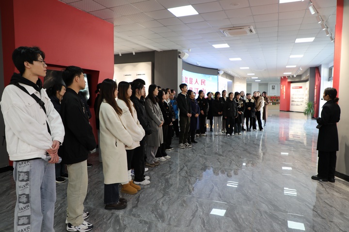 困牛山愛國主義教育基地里游客們正在認真聆聽講解員敘述紅軍集體跳崖千古壯舉。黎祖艷攝