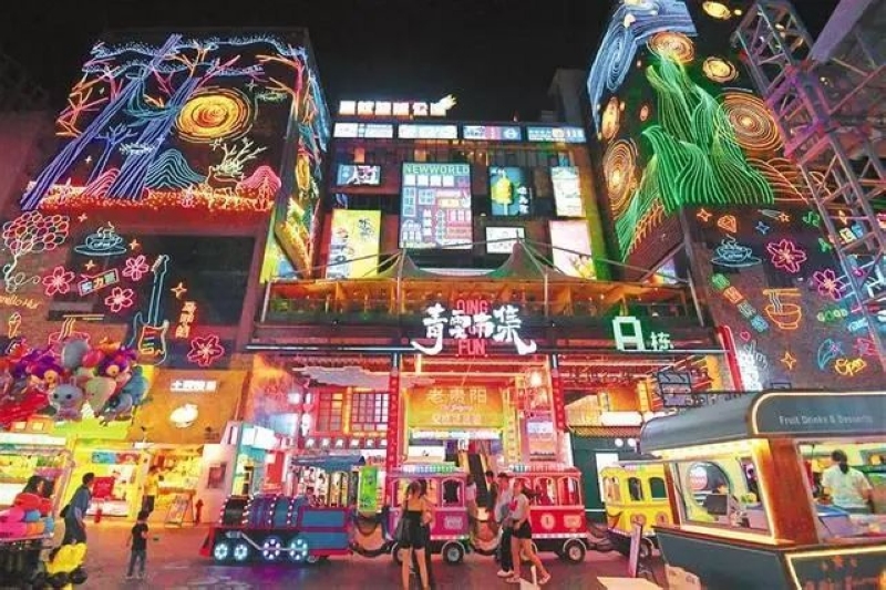 市民、游客在青云市集休閑游玩。趙松攝