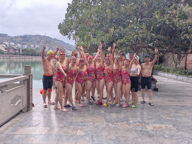 游泳愛好者們換裝后合影。