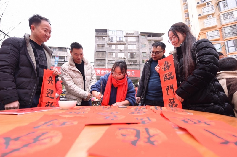 書法愛好者為社區居民寫春聯。