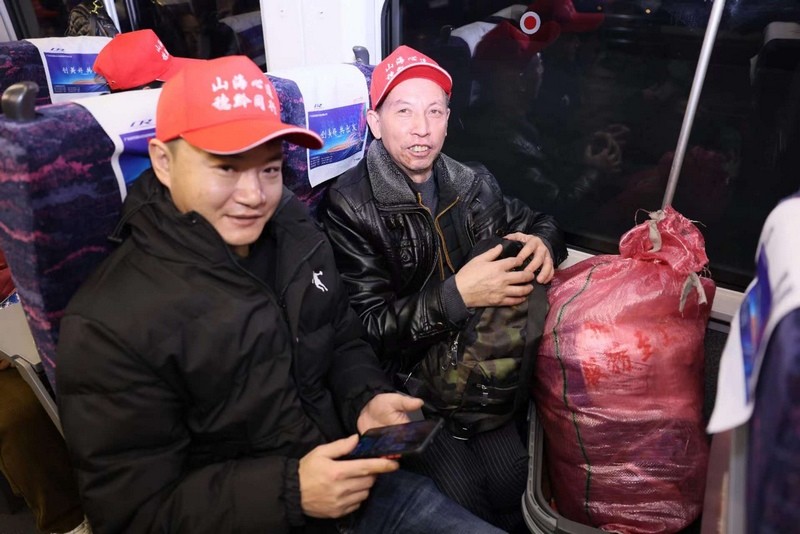 專列上的返鄉務工人員。蘇韻樺攝.jpg