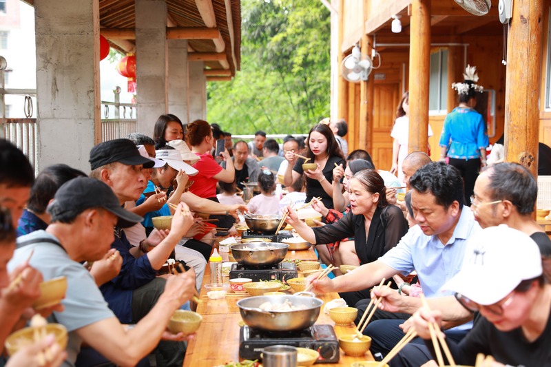 游客在品嘗長桌宴。