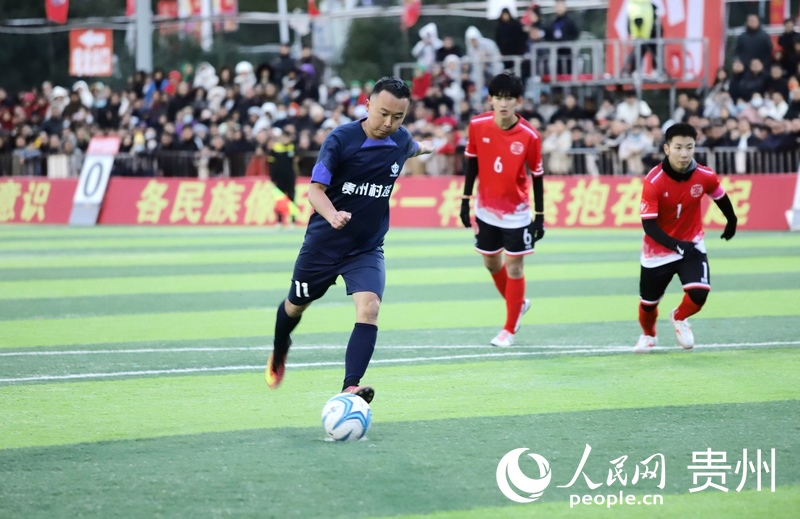 澳門職工聯隊與貴州村超聯隊友誼賽。人民網 顧蘭云攝