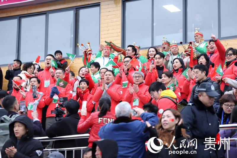 澳門職工聯隊啦啦隊。人民網 顧蘭云攝