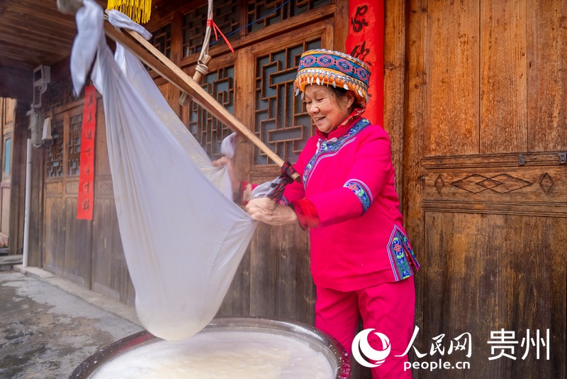 活動現場，村民在磨豆腐。人民網記者 涂敏攝