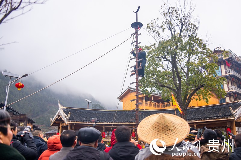 活動現場“上刀山”絕技展示。人民網記者 涂敏攝