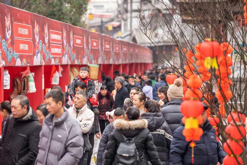 市民紛紛前來購買年貨。羅大富攝
