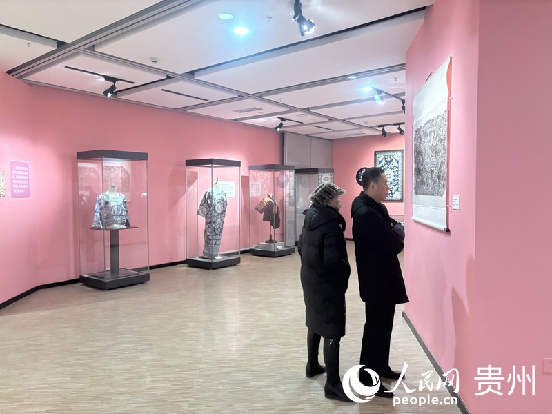 觀眾正在瀏覽展覽信息。人民網記者 高華攝