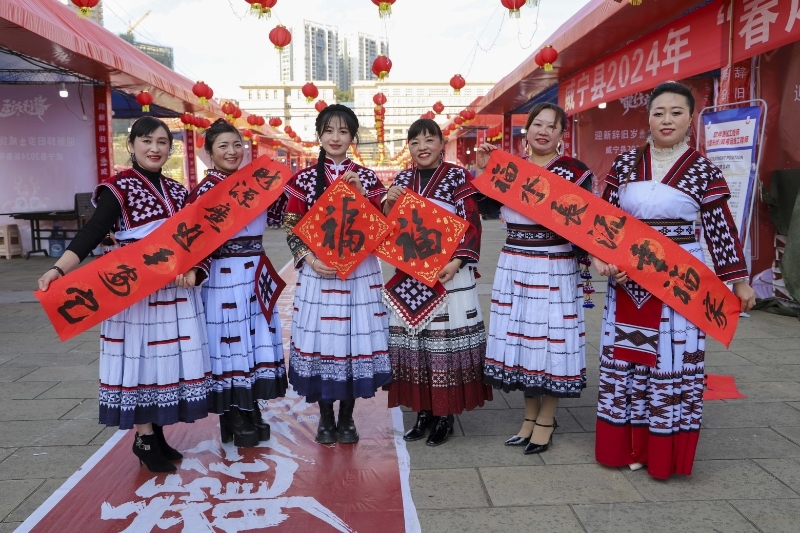 少數民族同胞結伴前來購買年貨。管慶巍攝