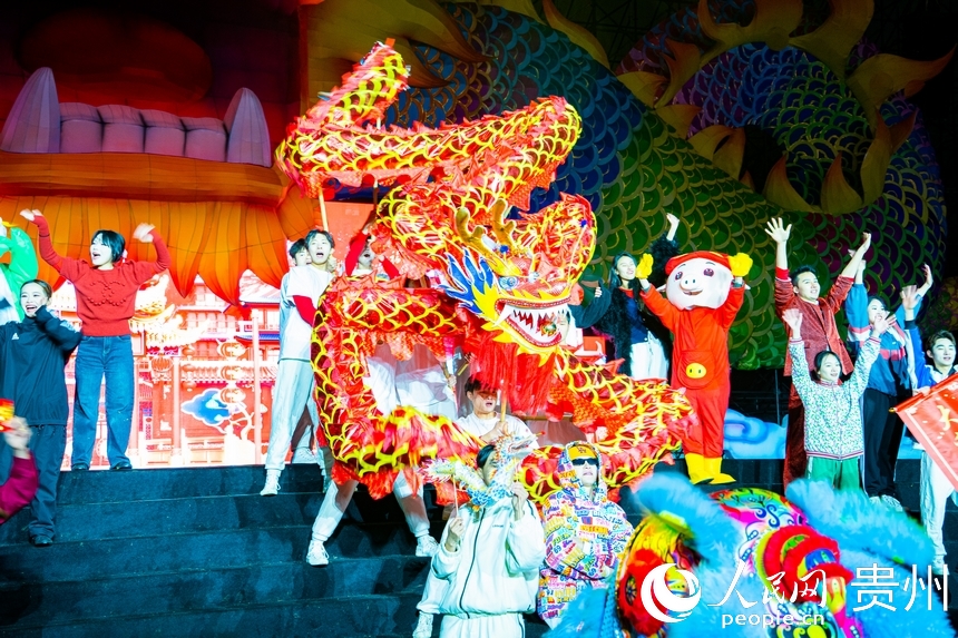 燈會廟市的啟幕表演。人民網 陽茜攝