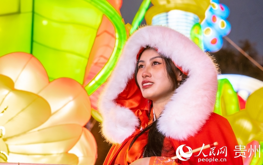 市民身著漢服前來拍照打卡。人民網 陽茜攝