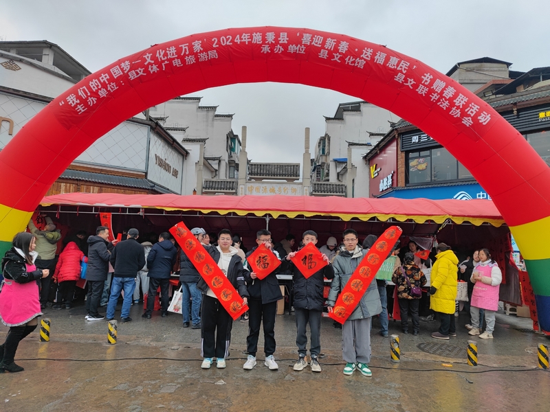 展示“掃黃打非”春聯。