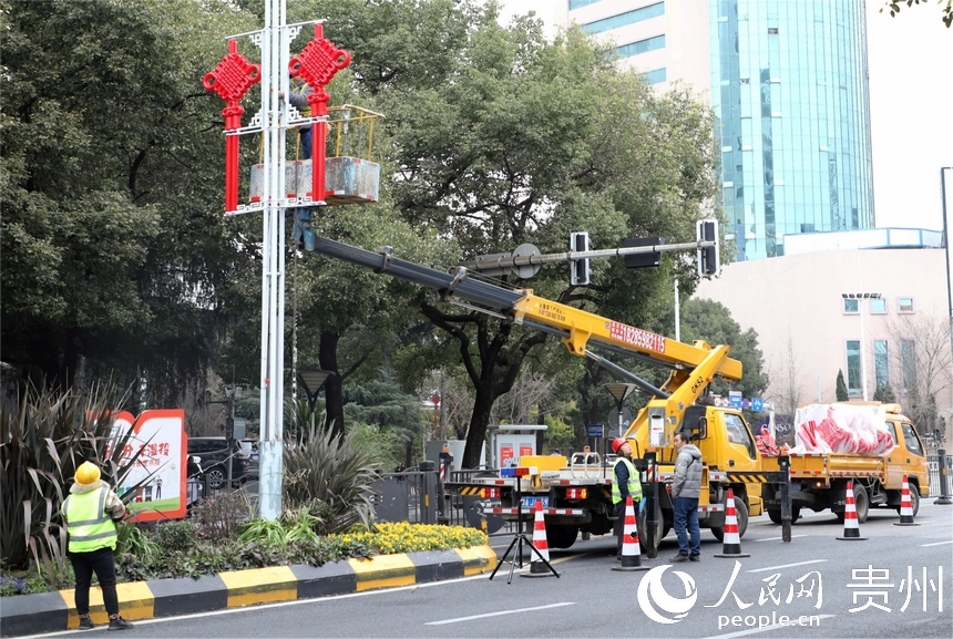 工人在主干道懸掛中國結。人民網 顧蘭云攝