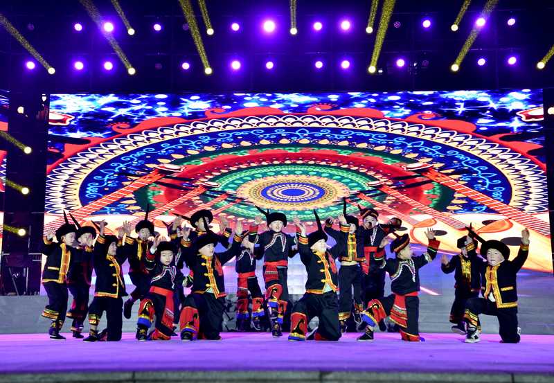 黔西春晚現場。吉江攝