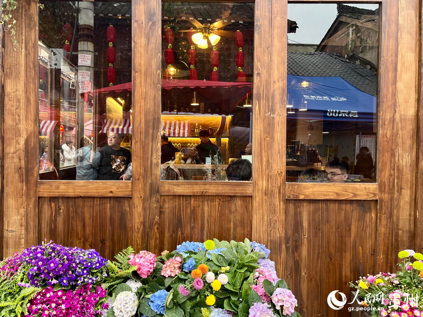 老街新店里座無虛席。人民網 李麗萍攝