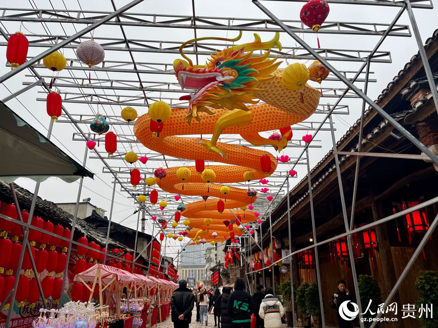 老街里的龍型彩燈。人民網 李麗萍攝