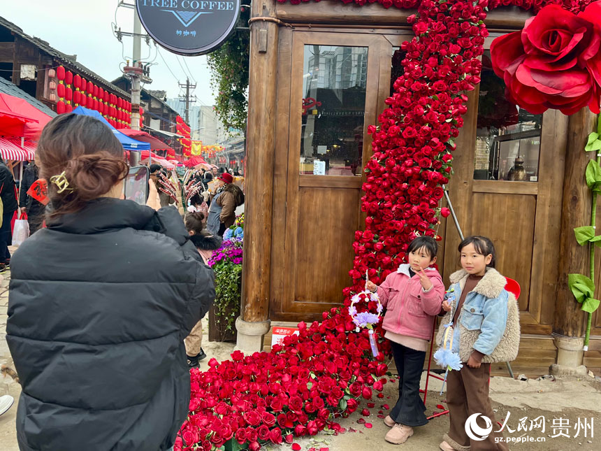 市民游客拍照留念。人民網 李麗萍攝