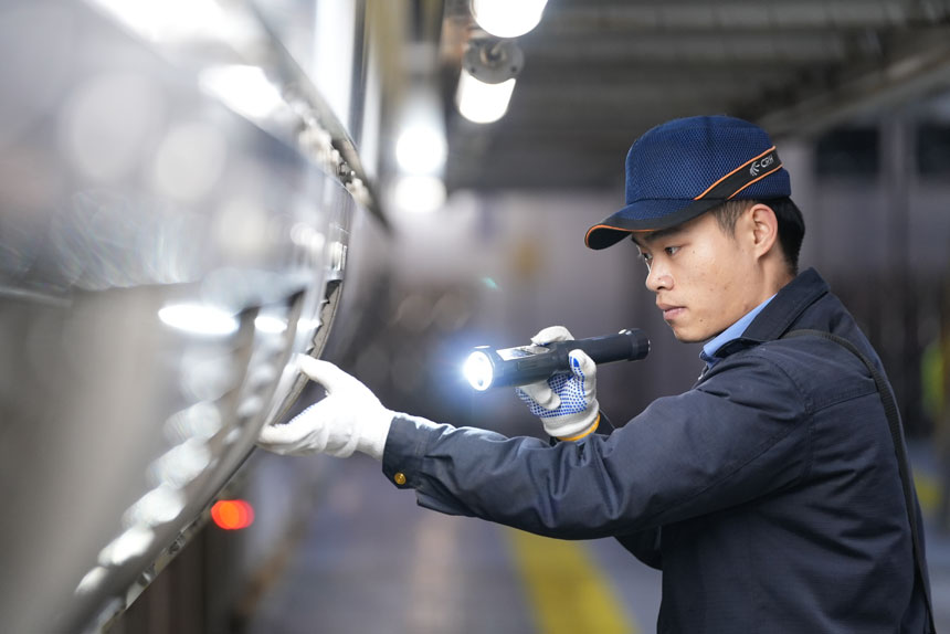 動車“體檢”關乎著每一位乘客的安全。李儒鑫攝