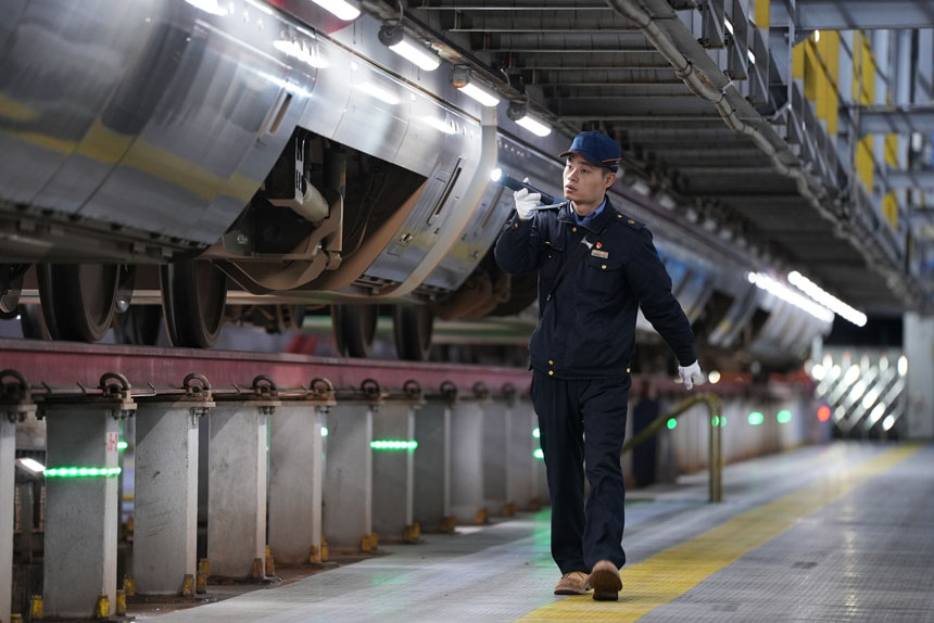 張淼奕正在巡檢動車組。李儒鑫攝