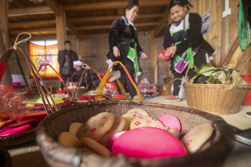 2024年2月11日，在貴州省從江縣丙妹鎮大塘村苗族舅舅準備給兩料村的外甥女送去“年粑”。