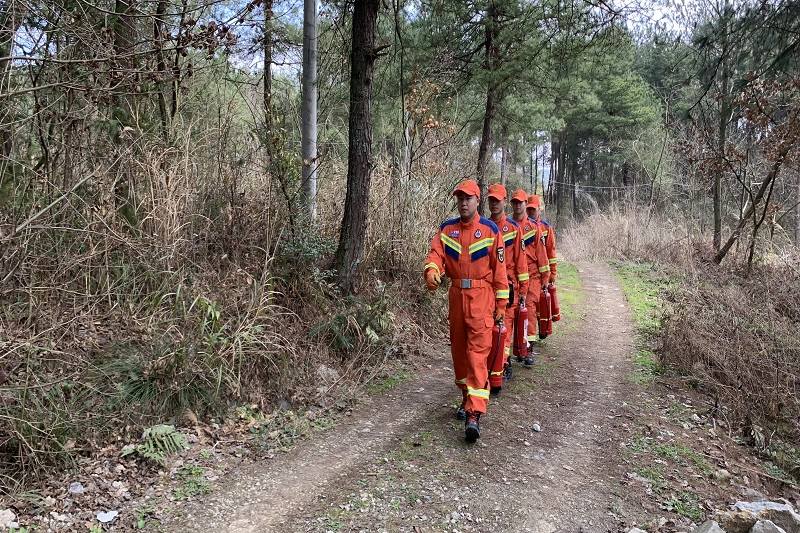 消防救援人員進山巡邏。