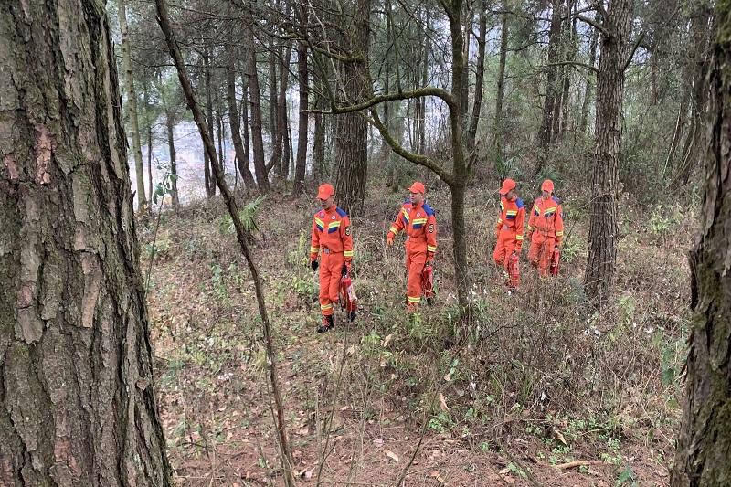 消防救援人員進山巡邏。