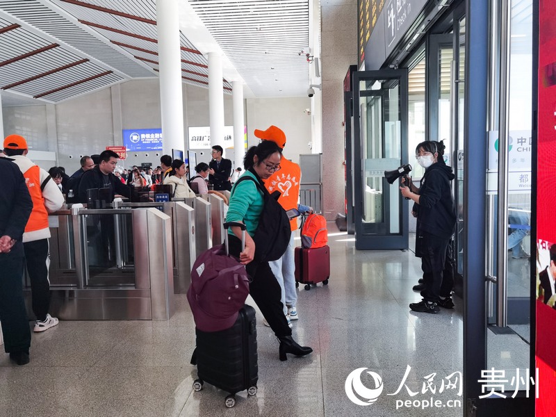 有序進站。人民網 王秀芳攝