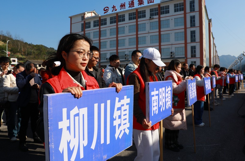 “春風行動·走進園區”專場招聘會活動啟動儀式上的現場求職者。