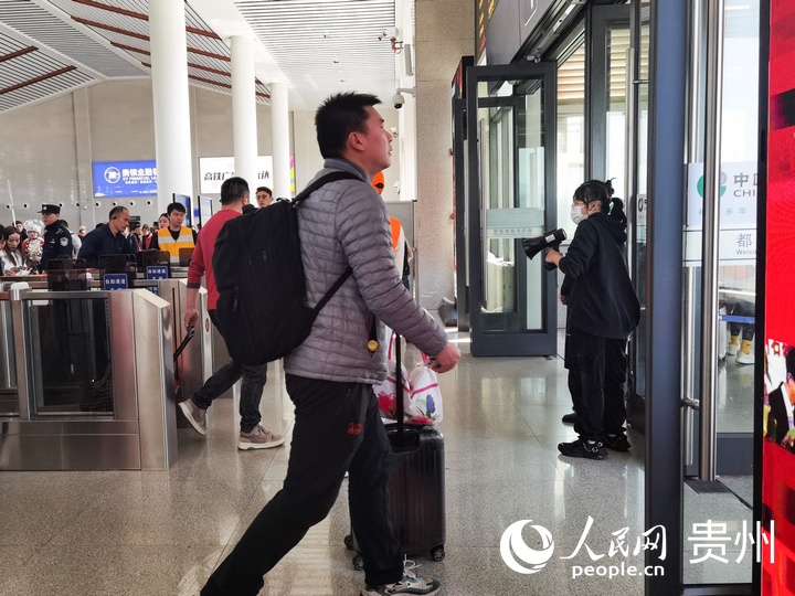 在都勻東站，務工人員有序進站。人民網 王秀芳攝