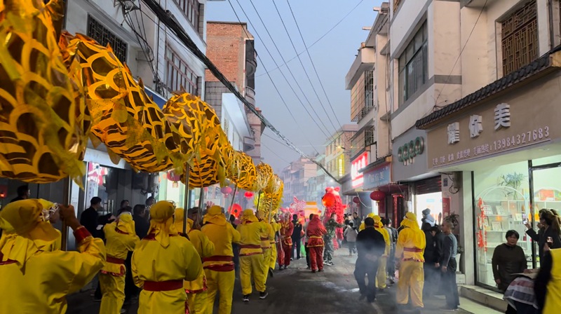 修文縣六廣鎮開展新春舞龍燈活動。