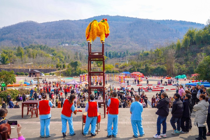 仡佬高臺舞獅表演現場。王玲玲攝