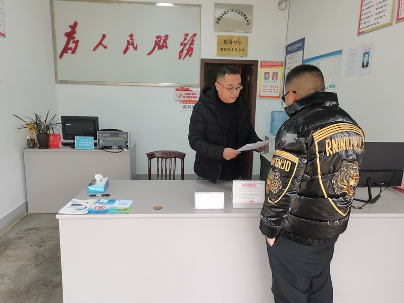 劉麟認真的向來居委會咨詢的群眾解答。