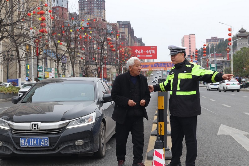 交警扶老人過馬路。劉曉麗攝