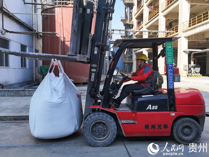 正在工作的何遠松。人民網 王秀芳攝.jpg