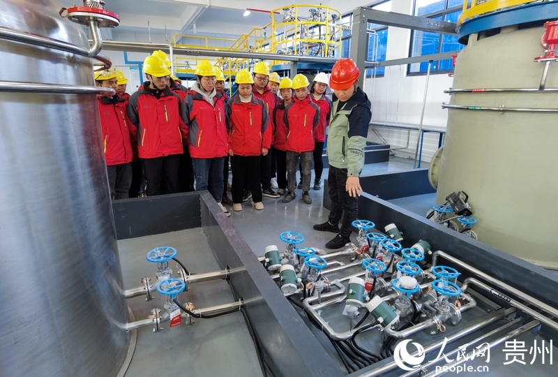 在貴州磷化工和新材料技能培訓基地，技術人員正進行磷酸生產崗前培訓。人民網 王秀芳攝.jpg