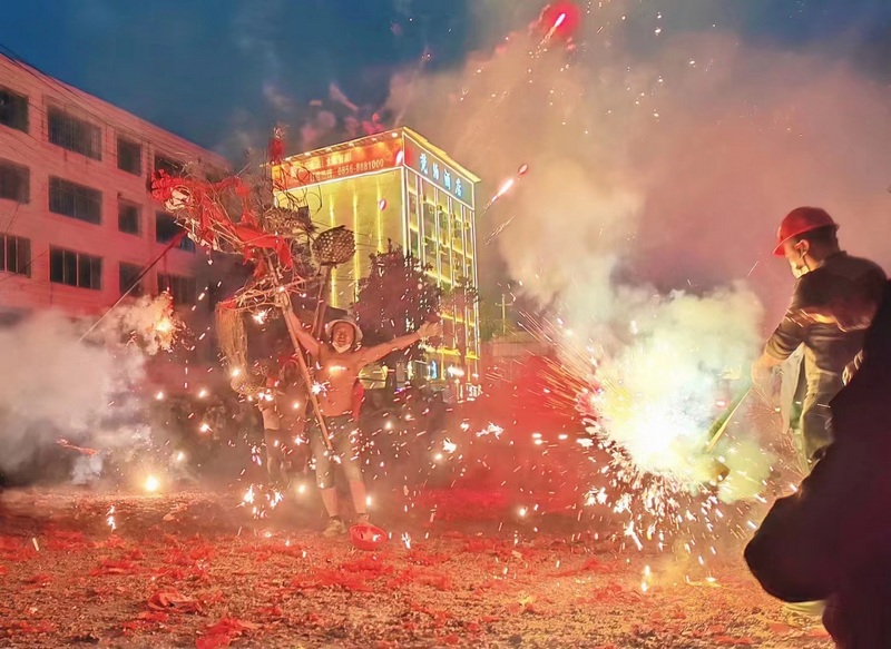 土家民俗“炸”出火熱甲辰龍年。趙洪彬攝